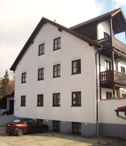 Außenansicht Gästehaus Prosecco in Allershausen mit Parkplätzen